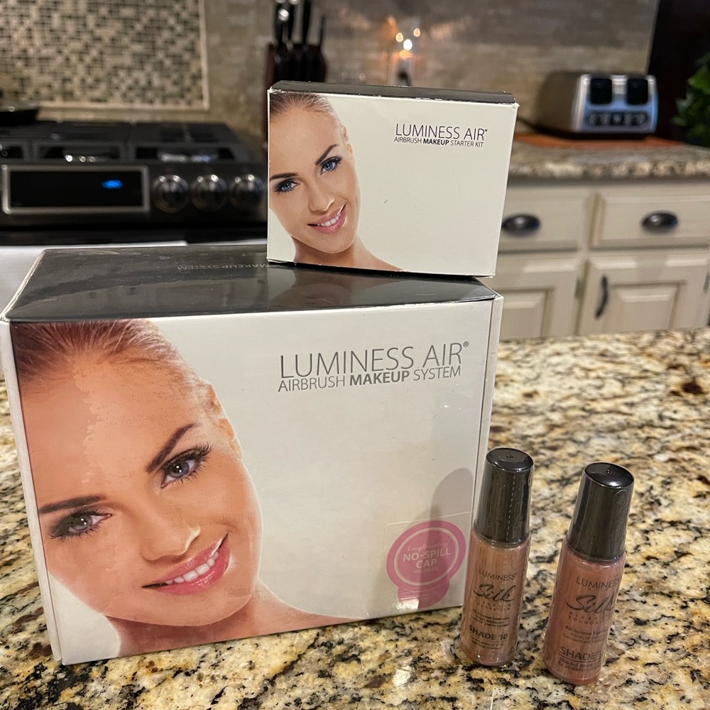 New in Box NEVER USED!  Lumpiness Air Legend Pro Airbrush Makeup System